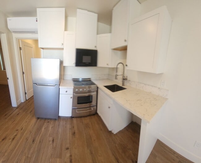 Building Photo - 7 Bedroom 3 bath home close to POLY!!!!