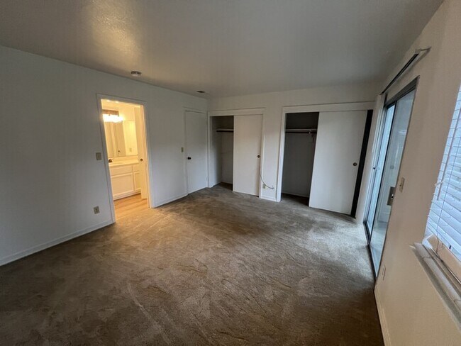 Building Photo - 235 Live Oak Cir