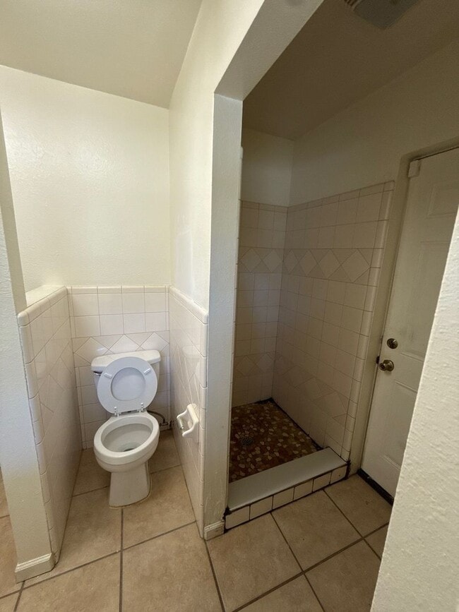 Building Photo - 4 bed/ 2.5 bath home, large yard! Availabl...
