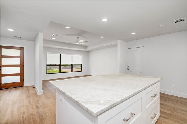 Building Photo - 9606 Pine Lake Dr