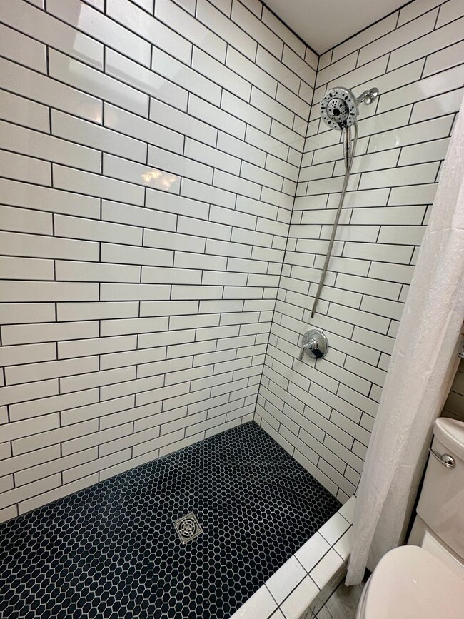 Building Photo - Bright & Spacious 3 Bed / 2 Bath - Gorgeou...
