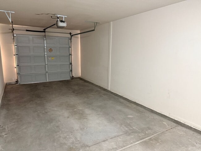 Building Photo - 2050 W Warm Springs Rd