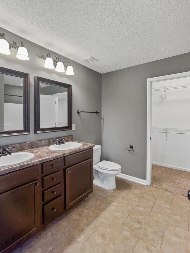 Building Photo - Available August 6th!!! Recently Updated 3...