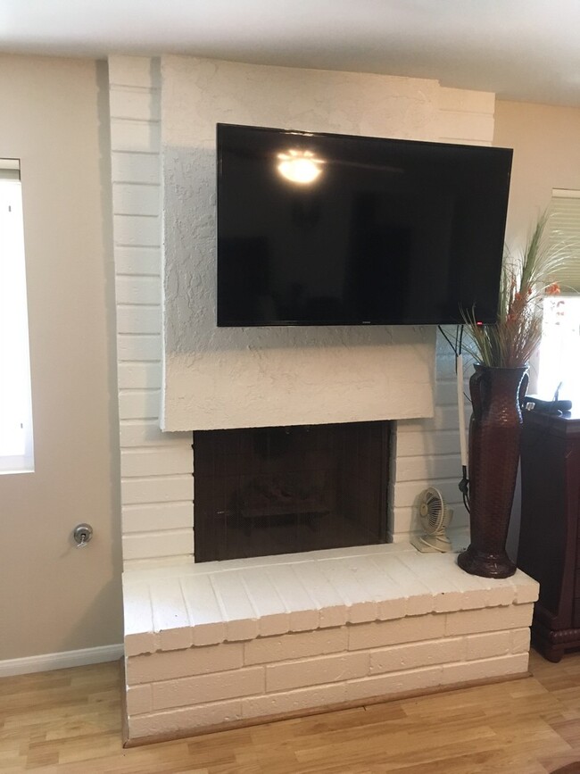 Building Photo - 3 Bedroom Condo - End Unit For Lease