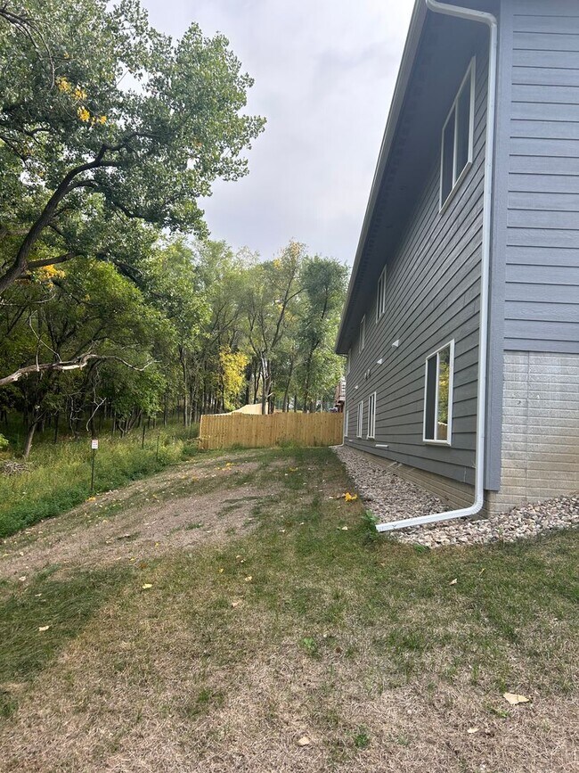 Building Photo - 4 bed 3 bath Townhome For Rent!