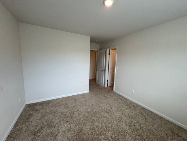 Building Photo - Move-in Ready with **Move-in Special** $25...