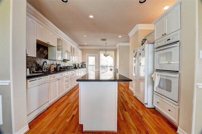 Building Photo - 803 Rosine St