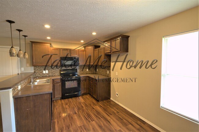 Building Photo - 3 Bedroom in Ozark!