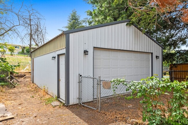 Building Photo - Dishman Area Home with Shop!