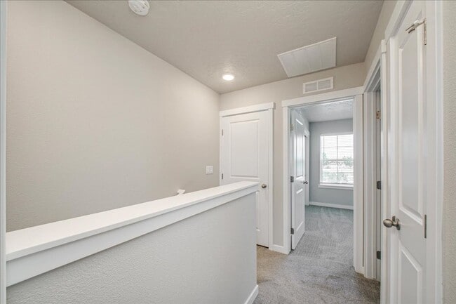 Building Photo - Cute Townhome in SW Boise