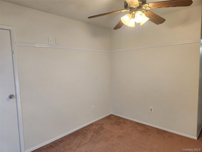 Building Photo - 334 Artist Lake Dr