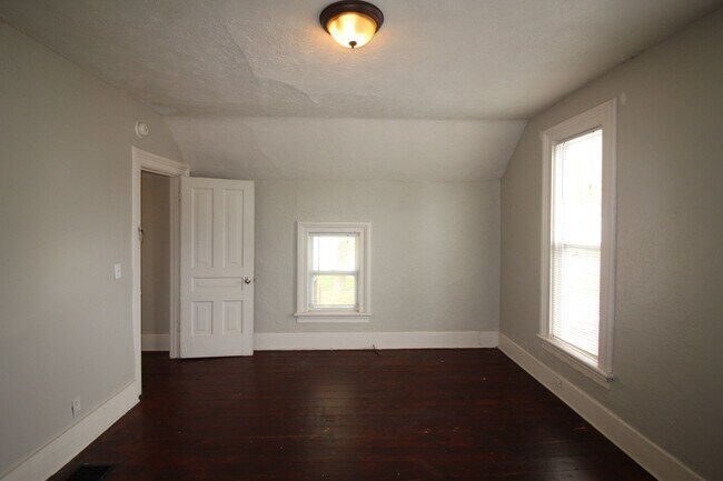 Building Photo - 4 Bedroom Home on West Side!