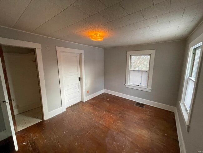 Building Photo - 521 W Wylie St
