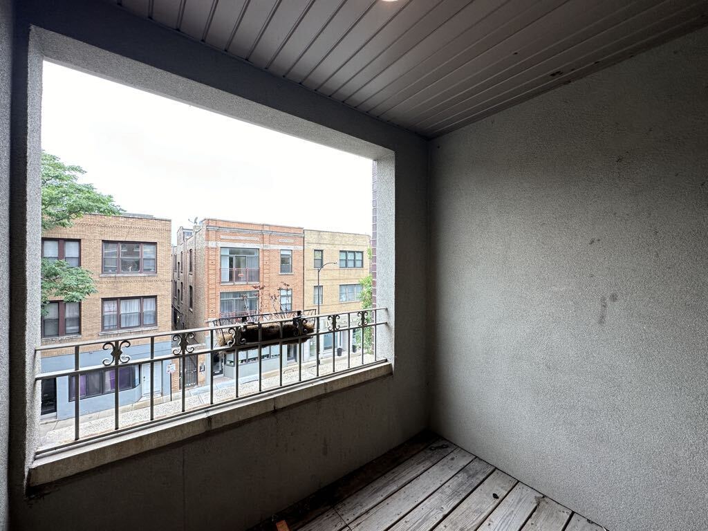 Building Photo - 907 N Damen Ave