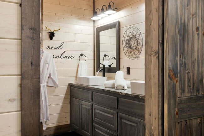 Building Photo - 222 Lost Creek Trl