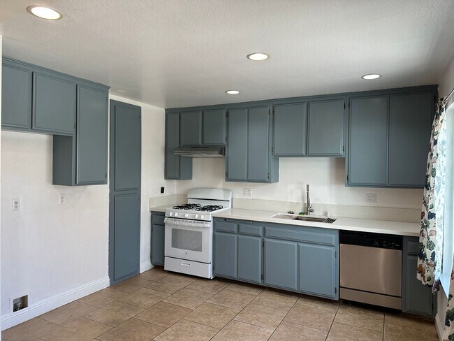 Building Photo - Ontario single 3 bed 2 bath single house