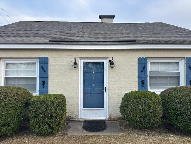 Building Photo - Updated 2 Bed 1 Bath Duplex