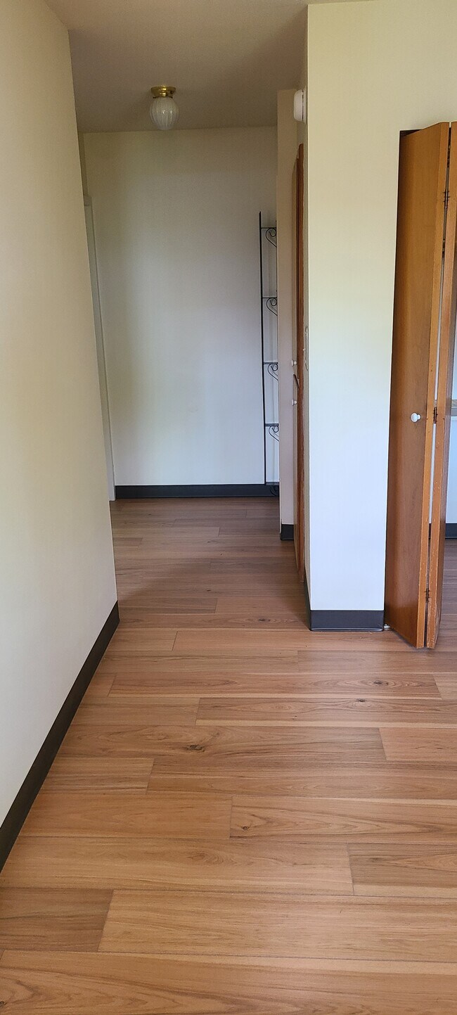 Building Photo - 1073 Sheridan Rd