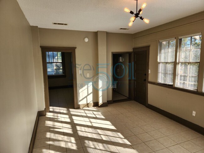 Building Photo - Historical 3 Bedroom 1 Bathroom!