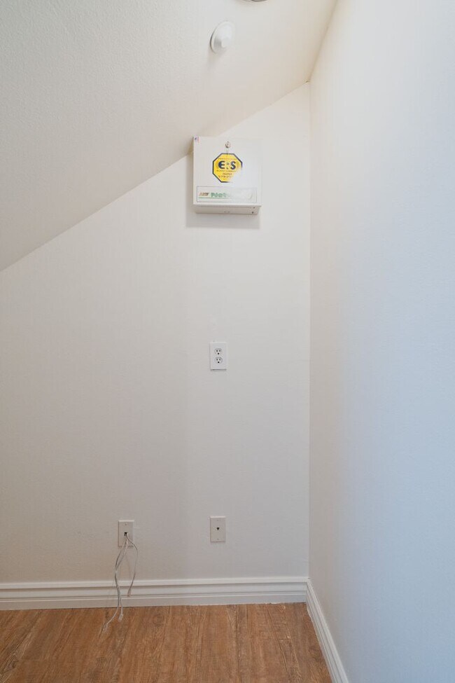 Building Photo - 2 WEEKS OFF SPECIAL..BEAUTIFUL 4 BED 3 BATH UNIT!!!!!