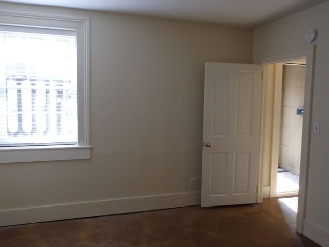 Building Photo - 433 Barnard St