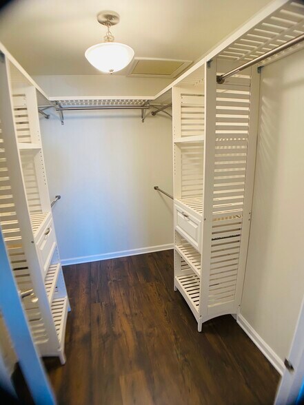 Building Photo - 305 Shepherds Way