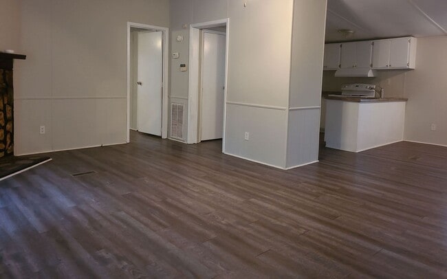 Building Photo - 3 Bedroom 2 Bathroom with a partially fenc...