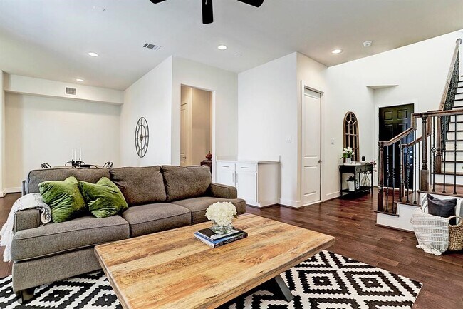 Building Photo - 8808 Hollister Pine Ct