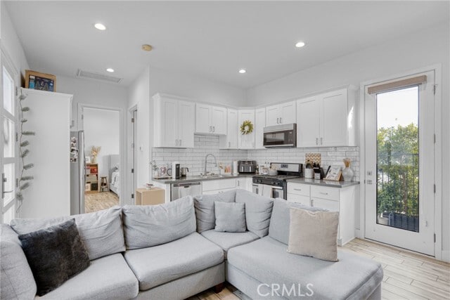 Building Photo - 7302 Woodley Ave