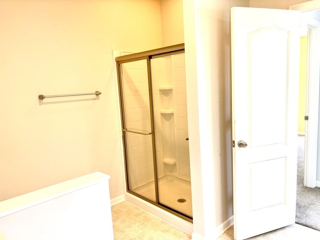 Building Photo - Don't miss out on this great 3 bed 3.5 bath townhouse with tons of amenities!