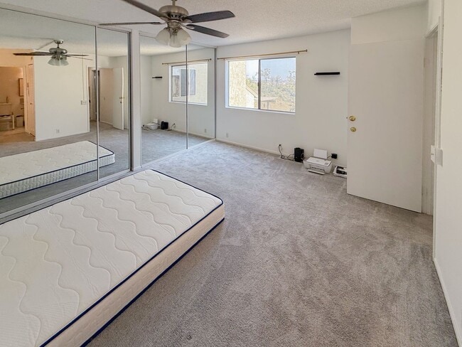 Building Photo - Renovated 3 Bedroom, 2 Bath Townhome with ...