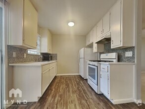 Building Photo - 1010 N Meadows Dr