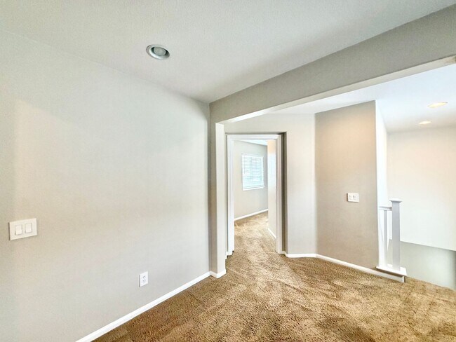 Building Photo - Charming 3 Bedroom Bel Flora Home with Private Patio & Amenities