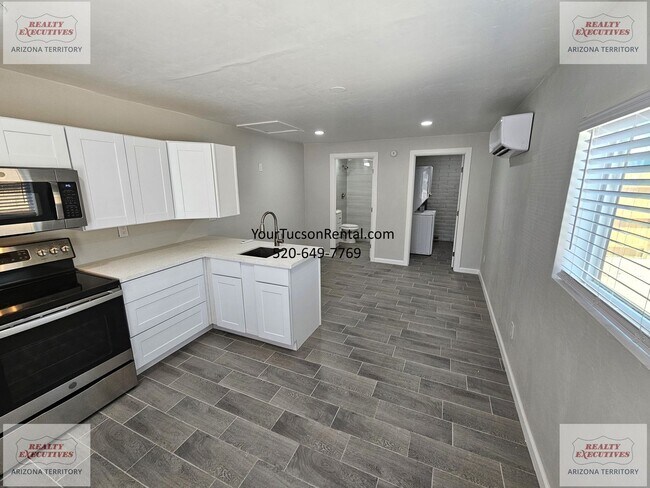 Building Photo - 2940 W Calle Canario