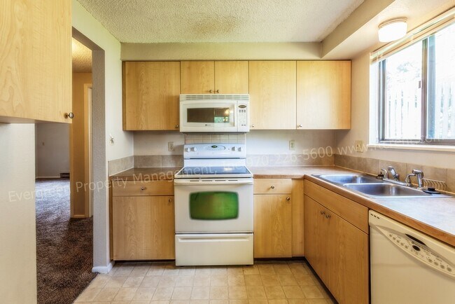 Building Photo - 915/917 Camelot Court