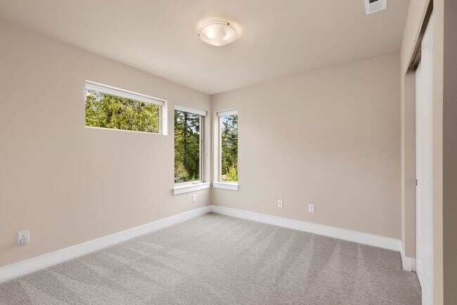 Building Photo - Beautiful Home in Kirkland with 2-Car Garage and Outdoor Patio!