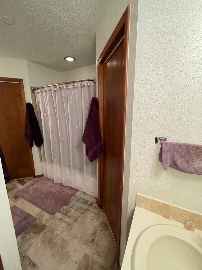 Building Photo - 3 bed 2 bath, 2 car, Moore Schools, fenced...