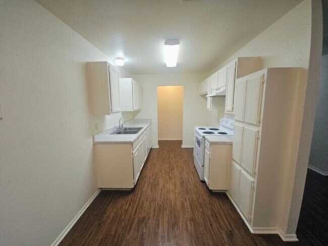 Building Photo - Perfect location in NRH! Awesome duplex wi...