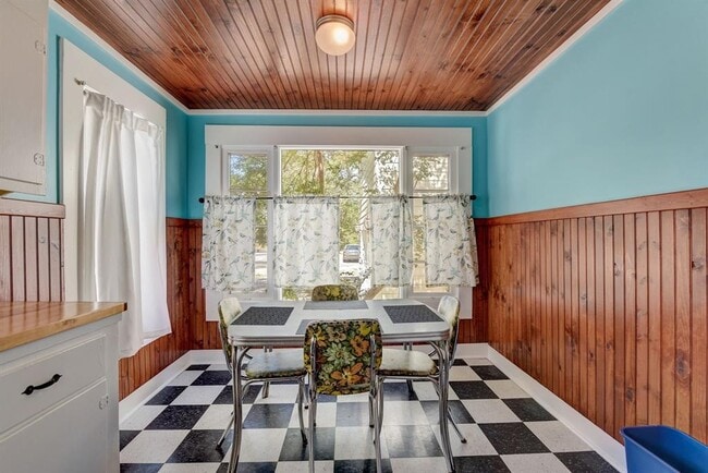 Building Photo - 601 E 8th St