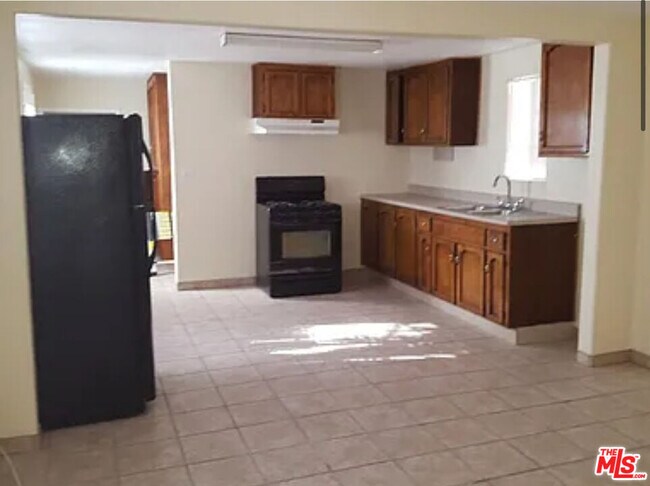 Building Photo - 519 Columbus St