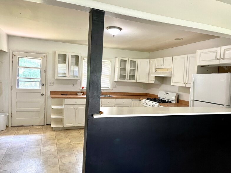 Building Photo - 272 Liverpool Rd