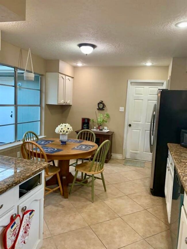 Building Photo - 2406 Strait Ln