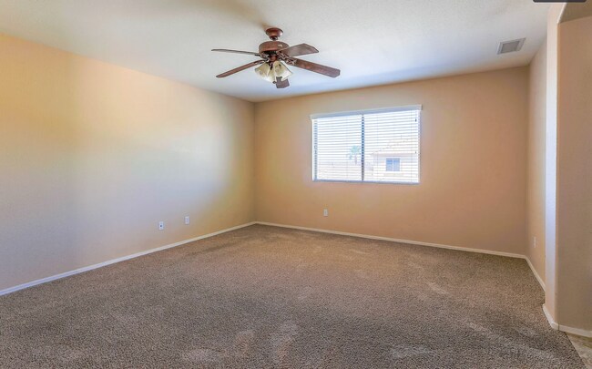 Building Photo - Three bed and two /half bath North Phoenix