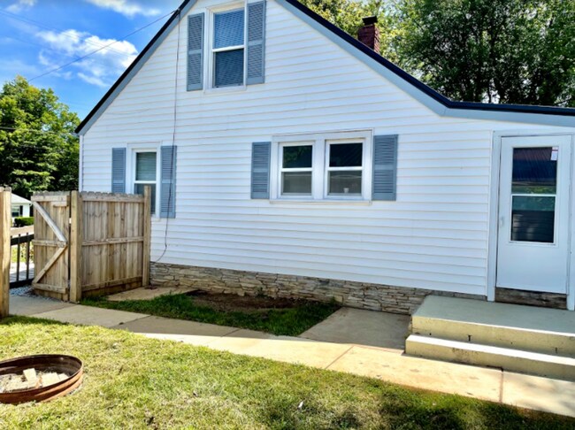 Building Photo - AVAILABLE NOW. 2 bed/1 bath SINGLE FAMILY HOME with fenced yard!