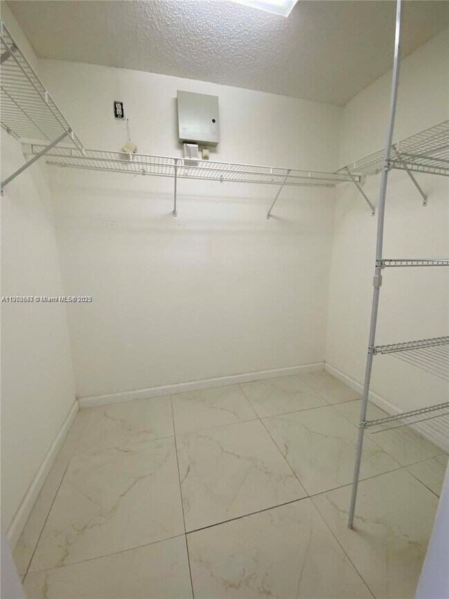 Building Photo - 487 SE 20th Dr