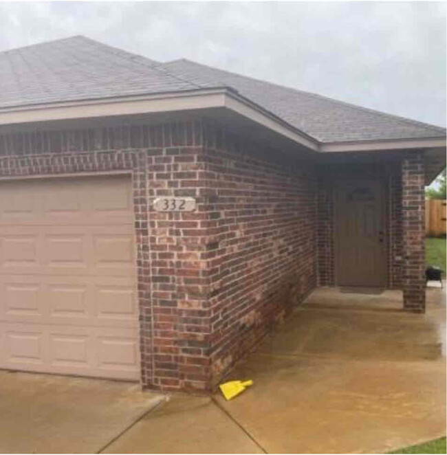 Building Photo - 332 N Bronco Way