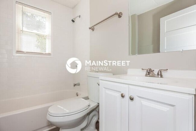 Building Photo - 3 Bedroom Pet-Friendly Home in Charlotte, NC with Main Street Renewal