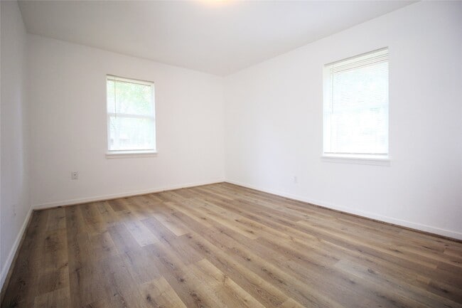 Building Photo - 9137 White Oak Dr
