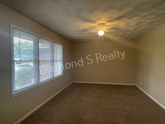 Building Photo - 4 Bedroom Home Available Now! Southwest Springfield!