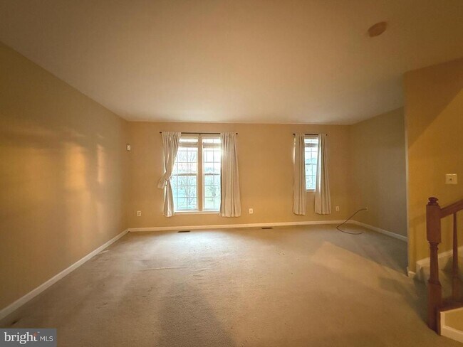 Building Photo - 60 Deerbrook Dr